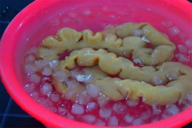 猪大肠炒出来怎么是苦的,猪大肠怎么炒更脆更好吃