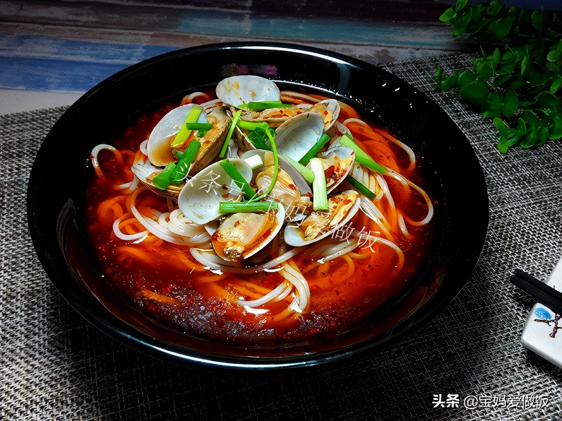 花甲米线吃起来,花甲米线不放蒜蓉怎么做