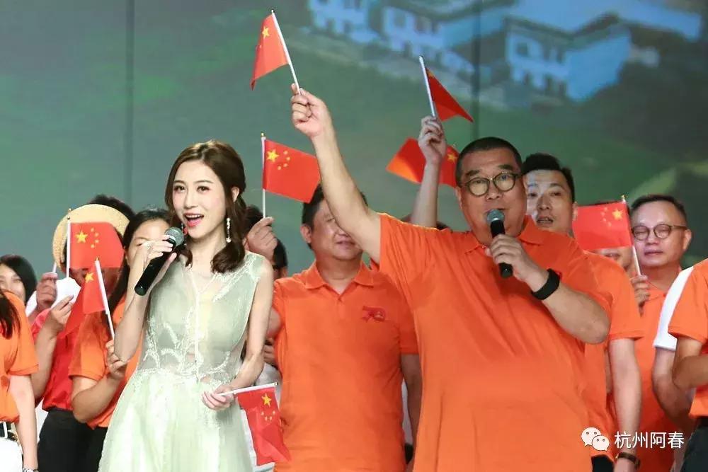 服装人放声高歌致敬祖国，广东时装周闭幕式上那激动人心的一刻