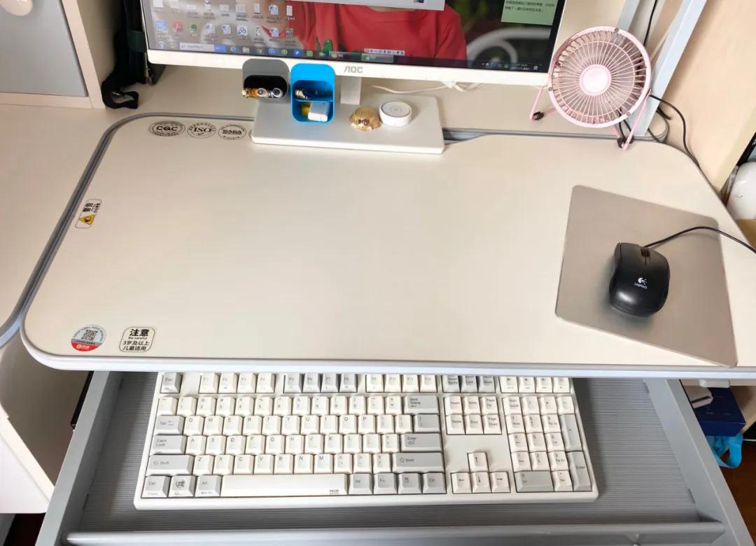 给孩子买学习桌好还是普通书桌好,儿童书桌要不要买学校同款