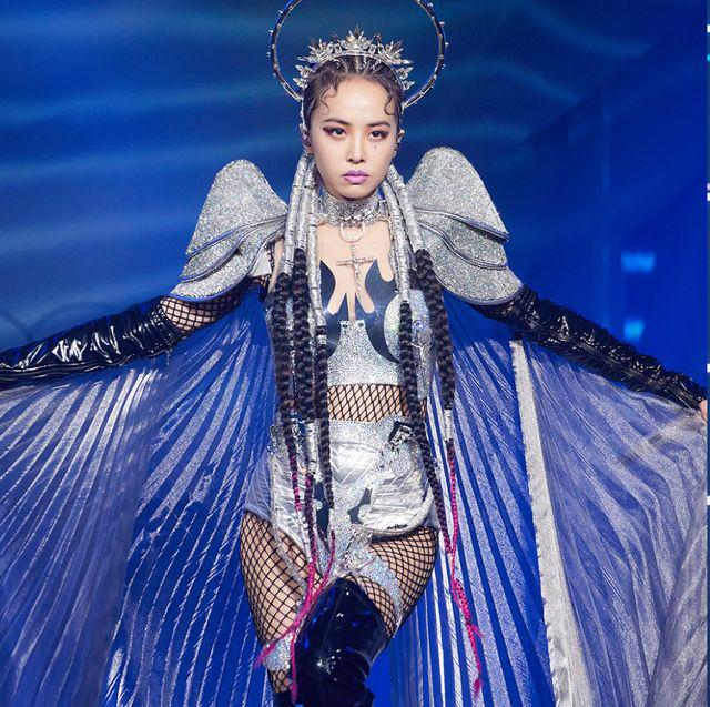 事业巅峰为爱出国、从此风光不再,17任小男友带给天后的皆是消耗