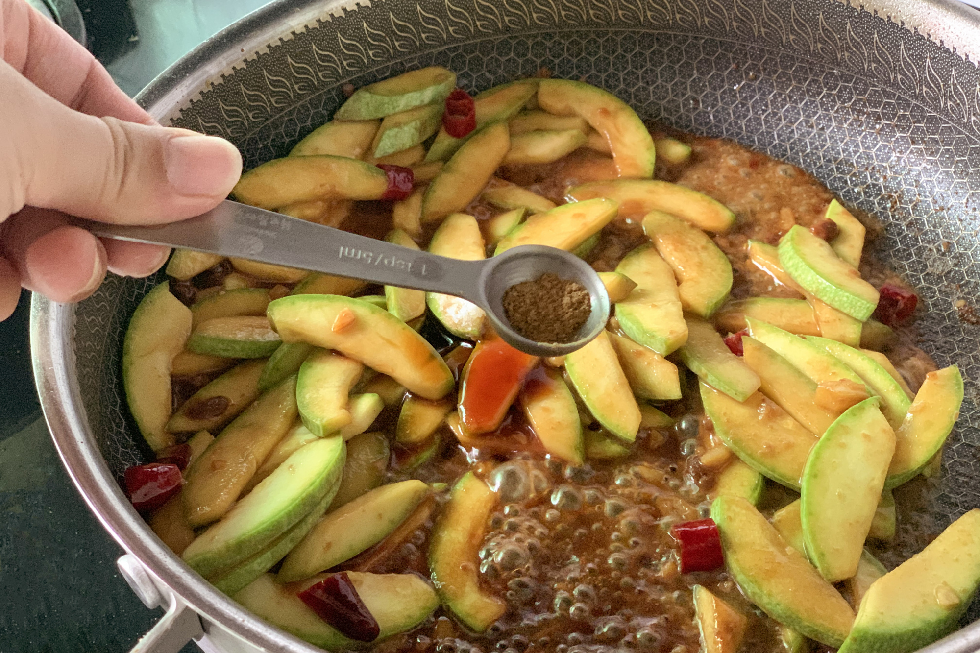 冬天的瓜和啥菜一起炒才好吃,西葫芦瓜怎么做好吃又下饭呢