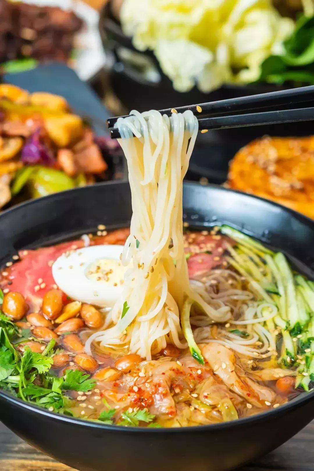 阿姨在路边卖麻辣拌,辽宁大姐秘制麻辣拌