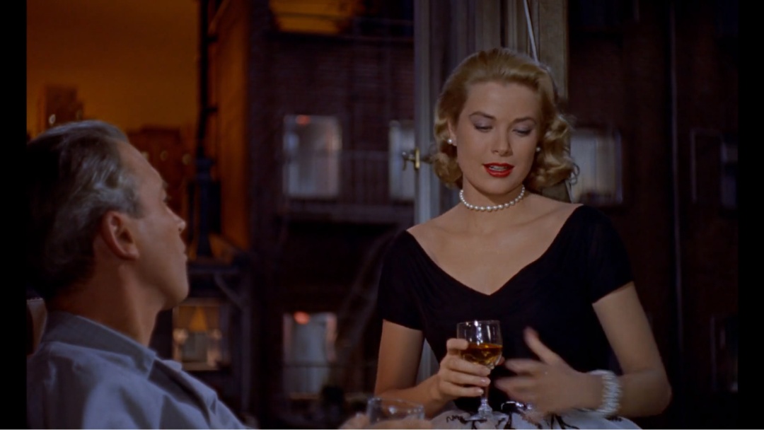 希区柯克经典电影后窗,希区柯克后窗艺术