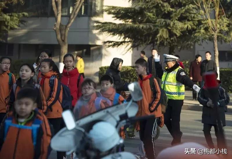 59岁了还在指挥交通！他已经从“蜀黎”变成了“爷爷