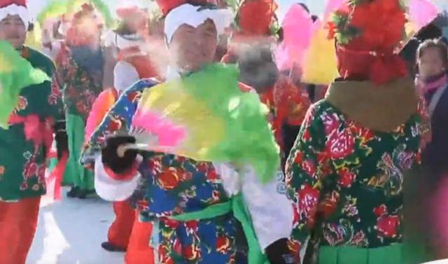 过了腊八就是年,看看东北如何杀年猪吃美食过大年?最浓厚的年味