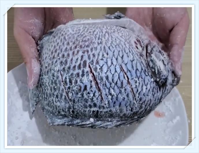 红烧鱼怎么煎不粘锅不掉皮,用不粘锅怎么煎红烧鱼好吃