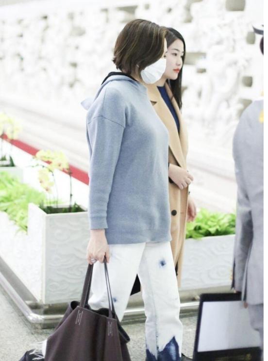 56岁关之琳穿裤裙现身机场,关之琳穿搭太高调了荧光绿针织裙