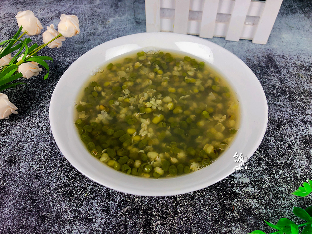 绿豆汤烧的是红色的怎么回事,绿豆汤怎么煮不变色不发绿