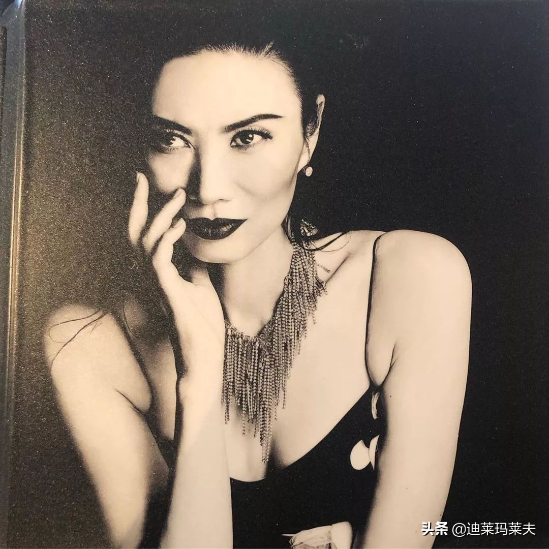 邓文迪怎么获得的百亿家产,49岁邓文迪与20岁男友