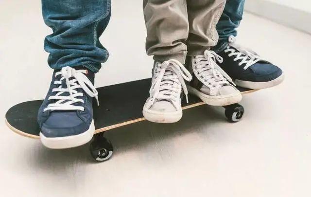 小学生穿41码鞋正常吗,女儿11岁穿35码的鞋子正常吗