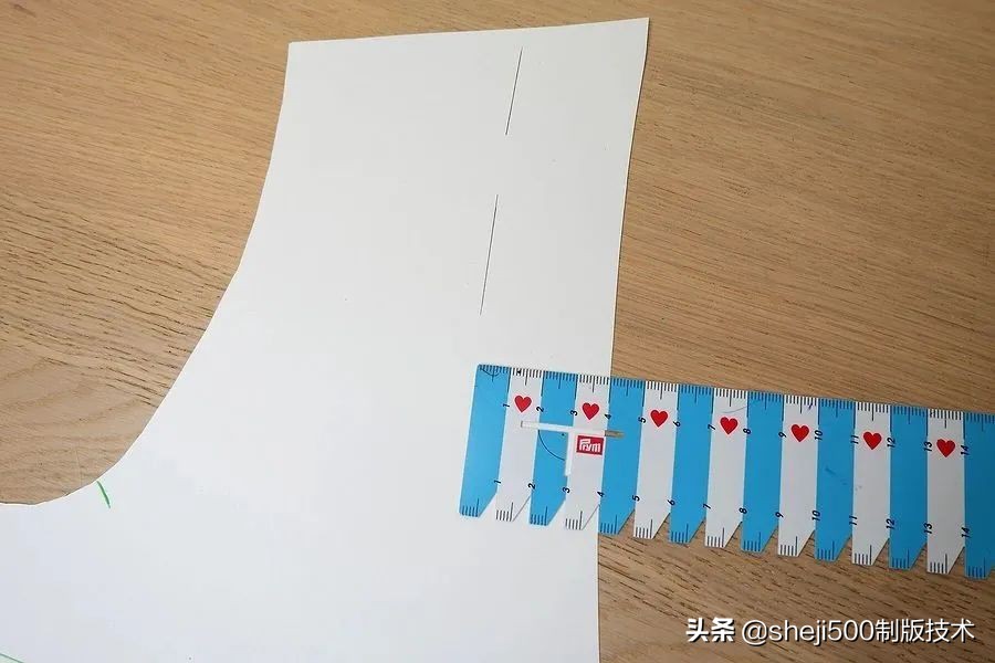 v领雪纺连衣裙领口大了怎么办,雪纺连衣裙领口大了怎么改小窍门