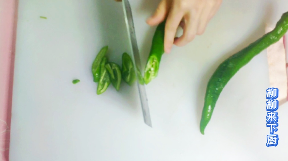 墨鱼干炒芹菜橙子,芹菜炒墨鱼干家常做法