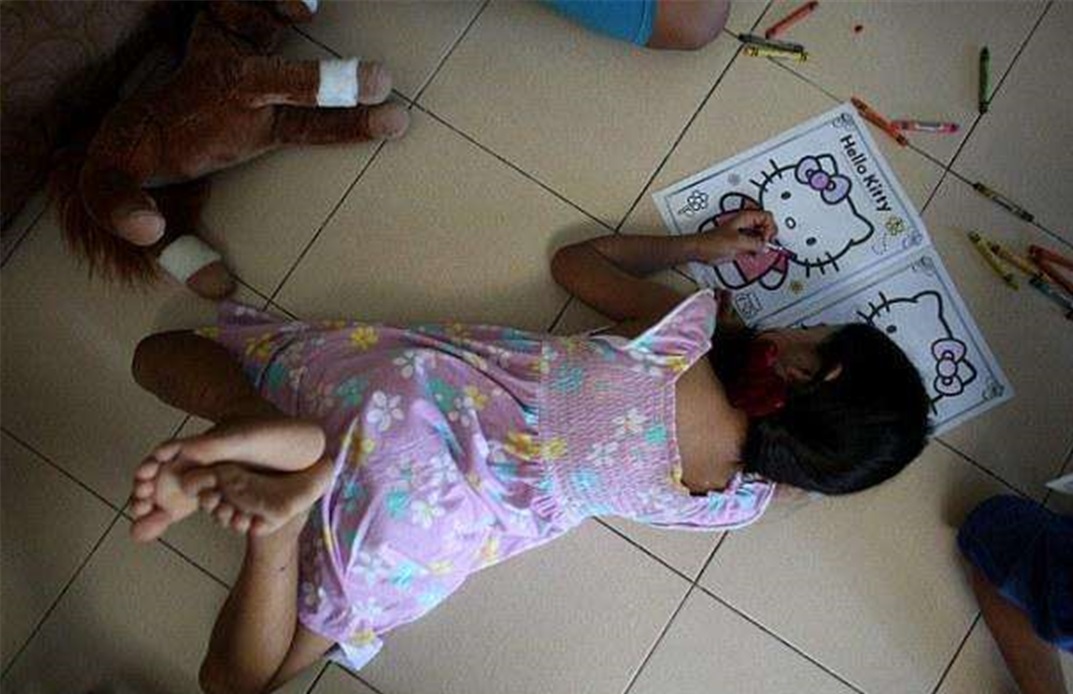 小孩跟朋友亲嘴如何教育,孩子和别人亲嘴要怎样教育