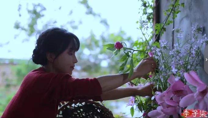 菜吧：又火了！李子柒“鲜花宴”再次火爆全网！数千万网友看酸了