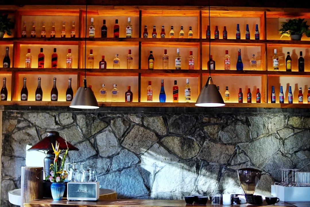 秋日河畔画中小镇，隐于茶园流水，山水间三店新开旅居吃茶慢生活