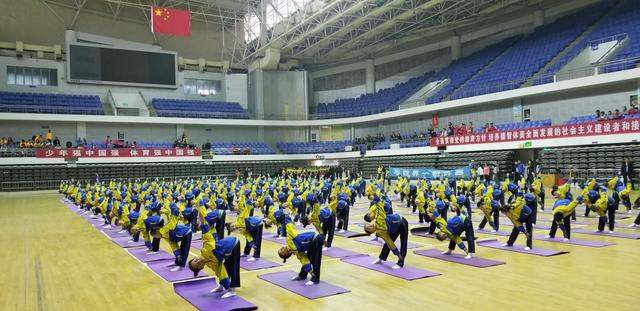 学校运动会班级解说词80字,学校运动会介绍简短英语