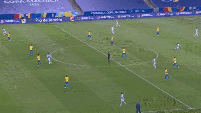 梅西进球内马尔被砸,内马尔球袜脚被踢破