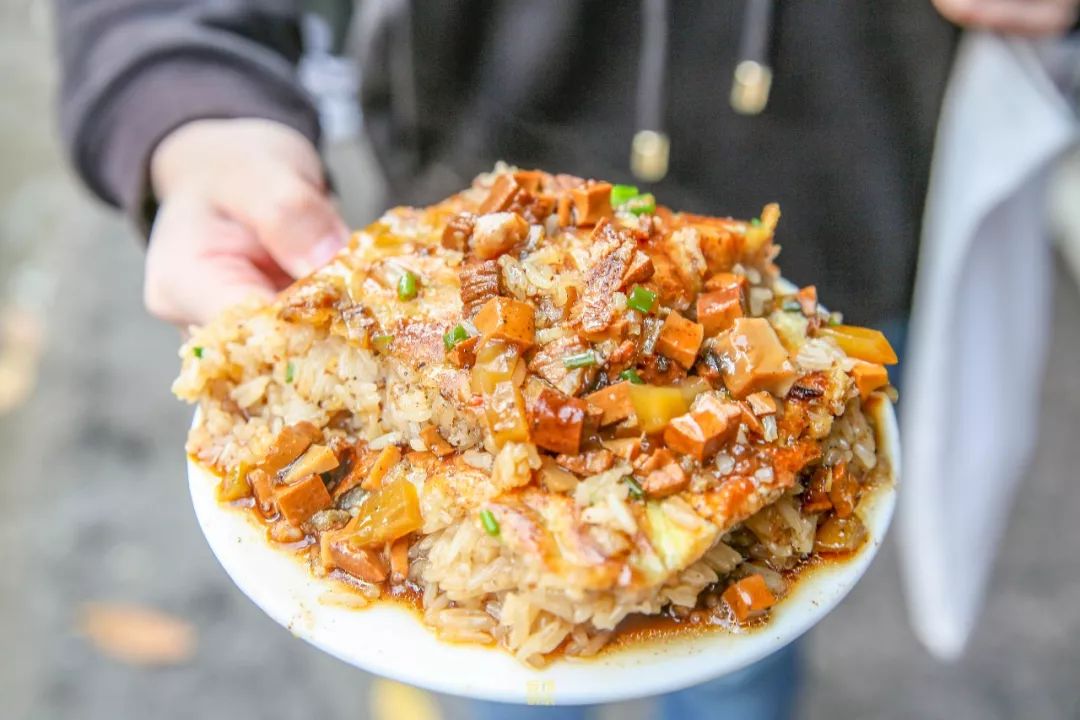 排队两小时，吃饭十分钟？传说中的老字号，真的值得排队吗？