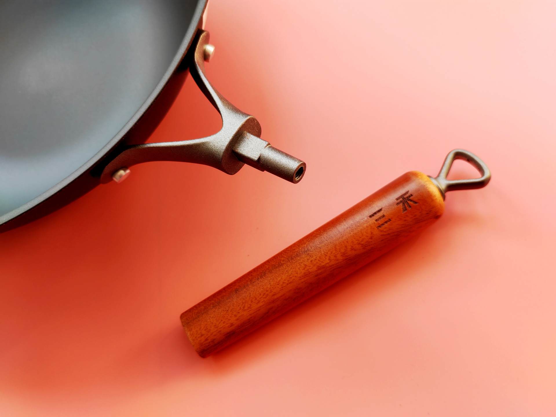 为了突破厨艺瓶颈,这个锅我背了,三禾窒氮轻铁锅使用体验