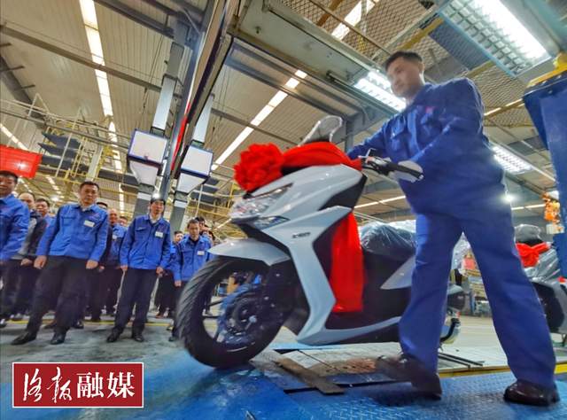 中国第一辆智能电动摩托车,国内首款混动摩托车