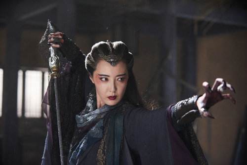 射雕中，因为梁子翁的蛇血郭靖百毒不侵，为何还中了梅超风的毒？