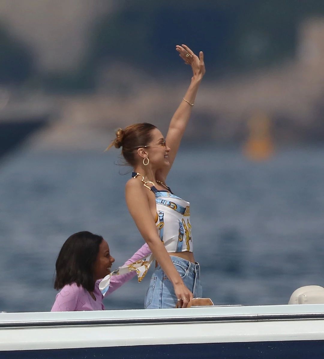 一条丝巾有多种搭配方法,丝巾的十种搭法