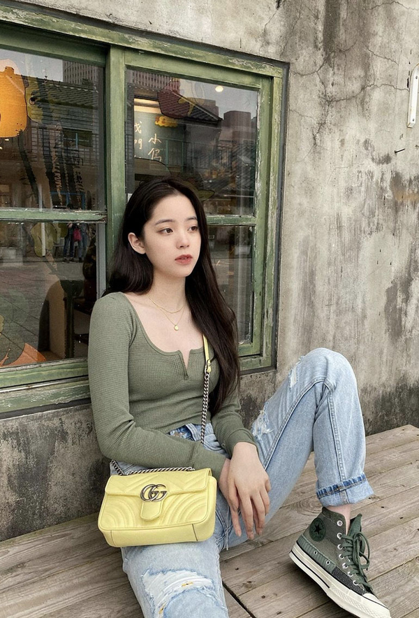 欧阳娜娜逛街视频,欧阳娜娜看似穿得随意却个性时尚