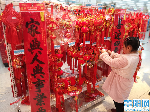 置办年货不用急线上线下全配齐,春节将至市民采购农产品年货忙