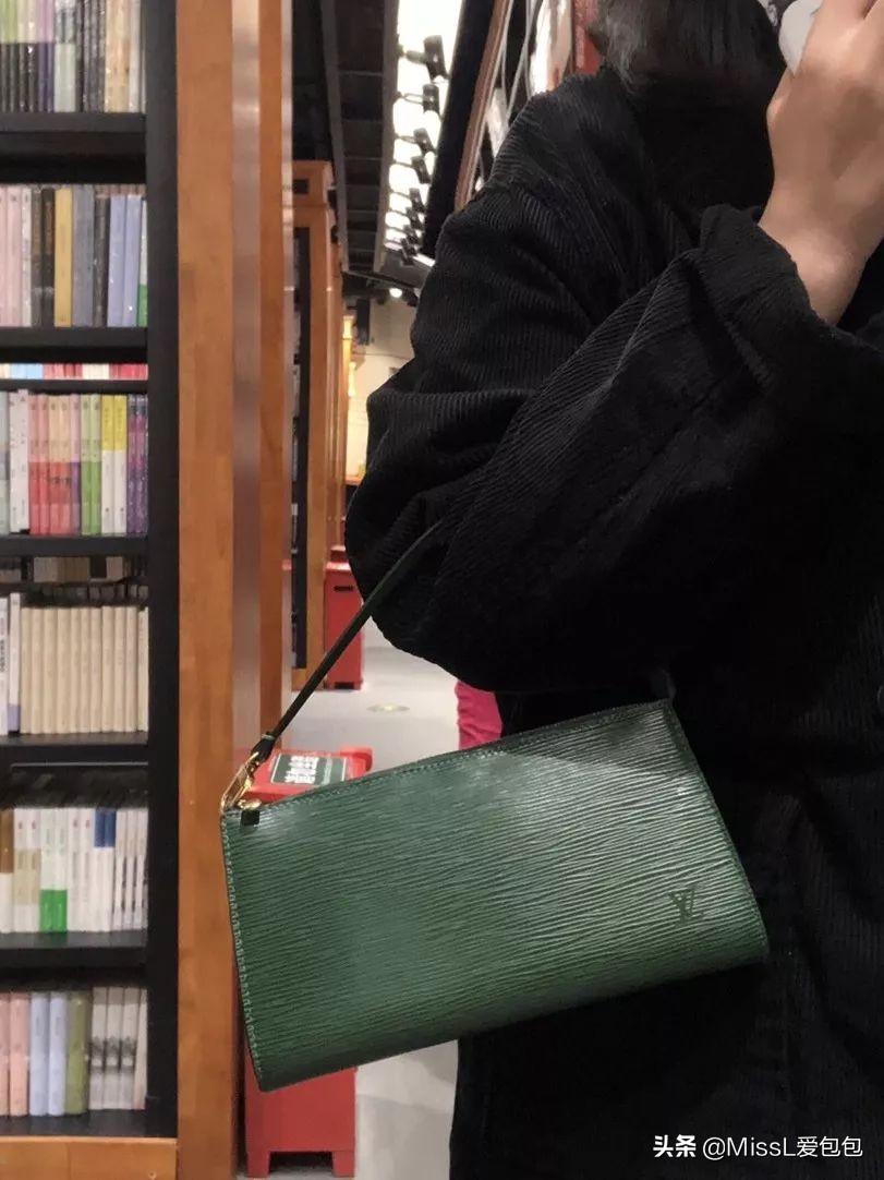 有哪些手袋既经典又时髦呢,时髦氛围感的必备单品迷你手袋