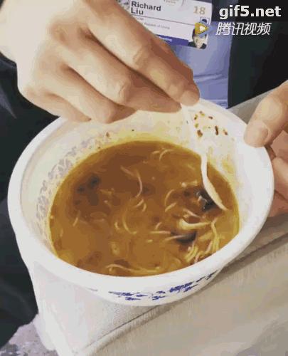 刘强东喜欢吃的龙嫂米线,刘强东试吃龙嫂米线