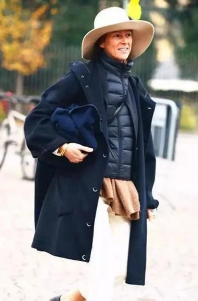 冬天时尚白色羽绒马甲穿搭,时尚百搭高档羽绒马甲穿出气质