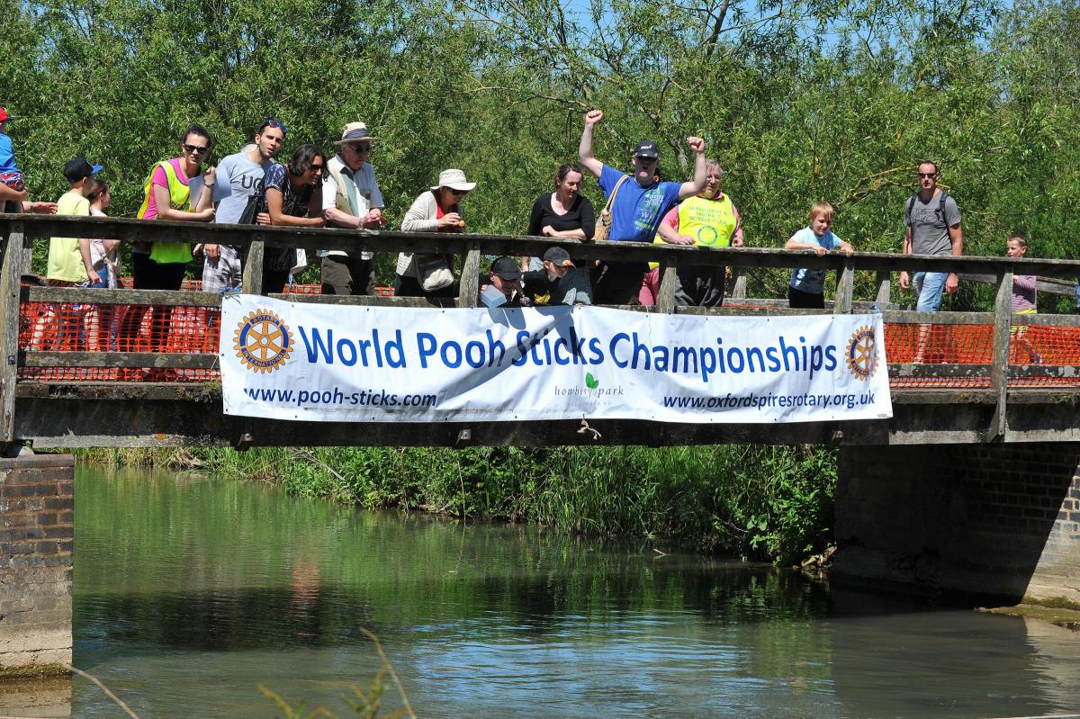 扮鬼脸也拿世界冠军？边喝啤酒边赛跑？盘点那些脑洞大开的比赛