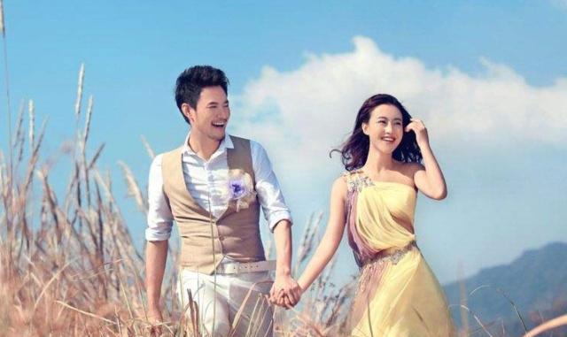 “老公，咱家换新车了，旧车就给我弟吧”“行啊，拿20万开走”