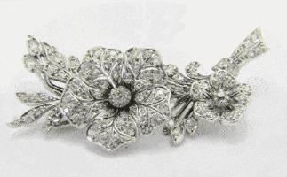 机关重重的珠宝里，除了爱情，还有毒药和刺杀