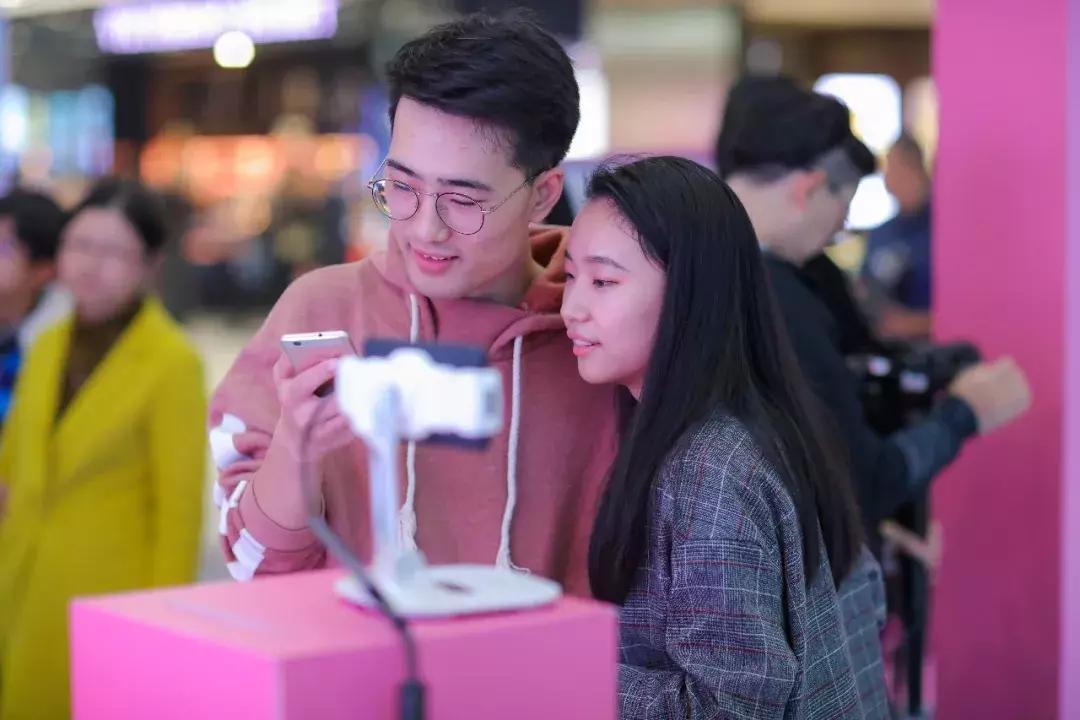 百度在上海再开快闪店！能和机器玩变脸，还能给自己做表情包！