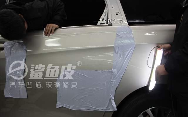 车门棱角凸陷如何无痕修复,别克车门深凹痕无痕修复案例