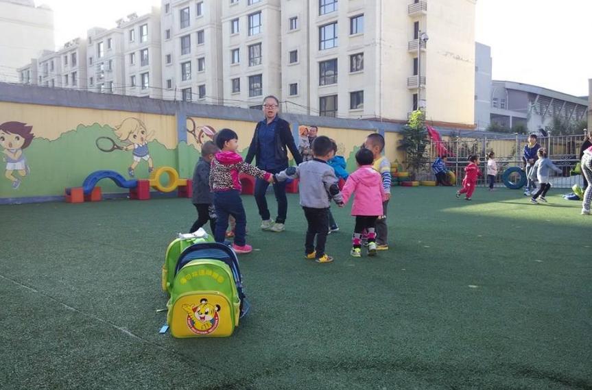 孩子幼儿园被碰了怎么和老师沟通,幼儿园孩子被孤立家长正确做法