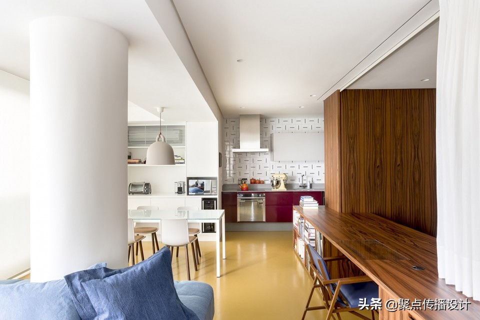 能在床中间加跟柱子，中国风水绝不允许！国外大师就是这么干的