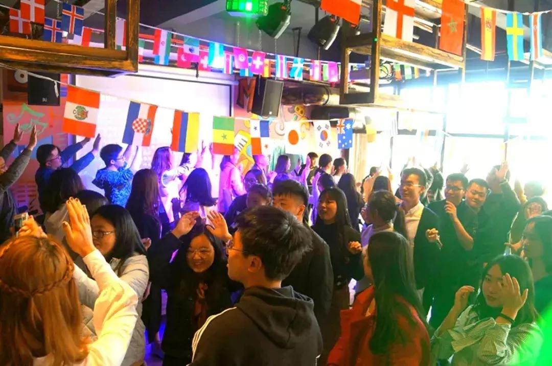 撸着串听着歌,这家火爆曲靖的BBQ才是你啤酒、烧烤的圣地!