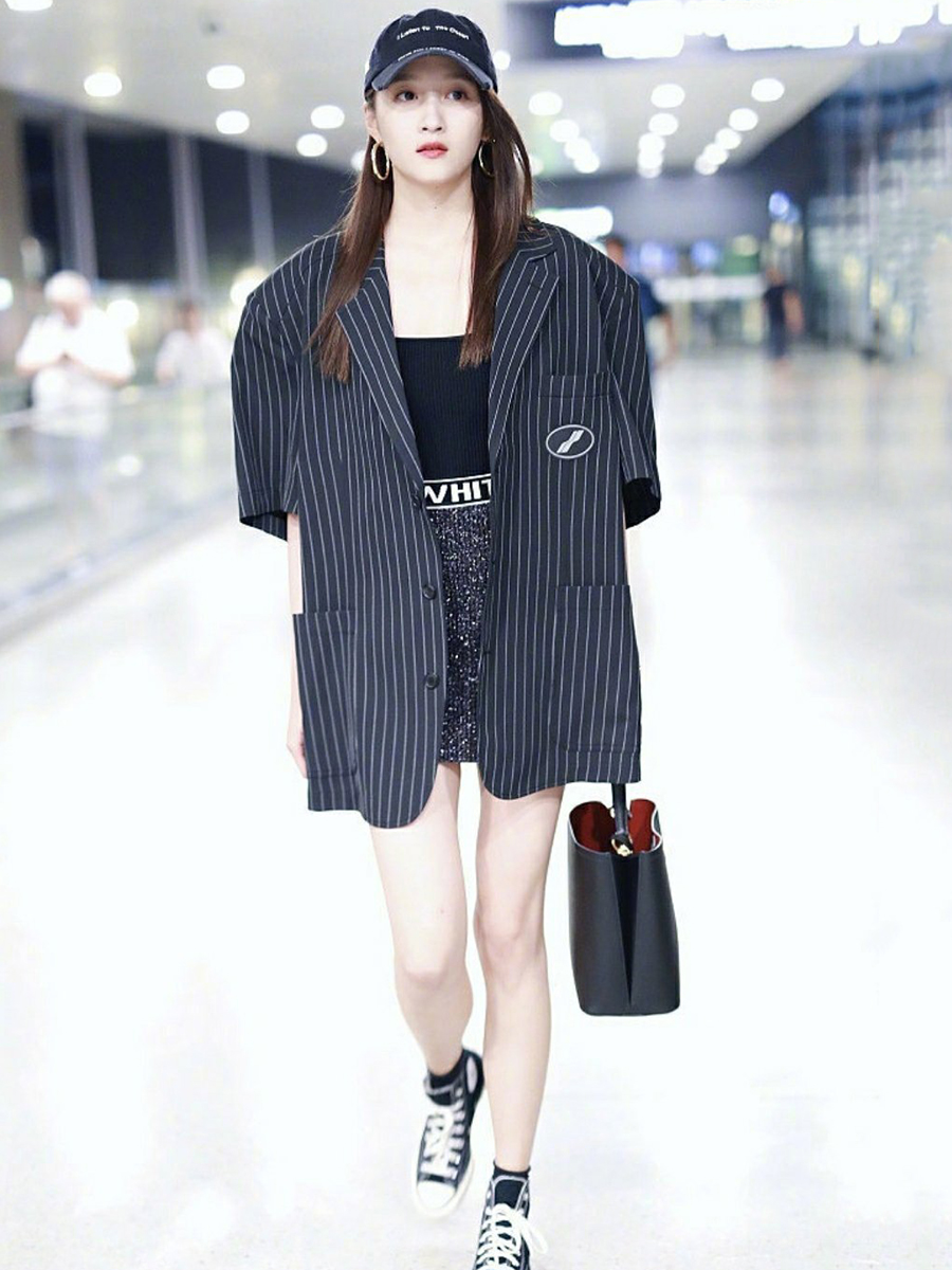 关晓彤穿大码西装,关晓彤穿大码西装照