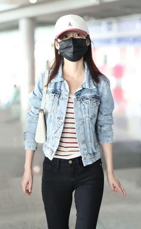 李沁运动风穿搭现身机场,李沁穿白色外套配黑色紧身裤