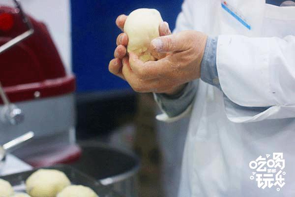 台湾第三代冷萃奶茶“麦地初茶”终于来邯郸了,时髦Girl人手一杯