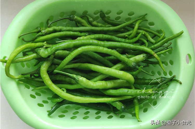 奶奶祖传几十年腌辣椒的秘诀,60岁老奶奶腌辣椒的方法