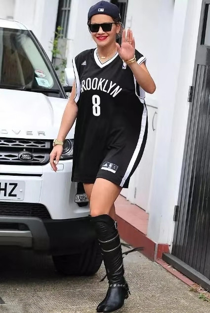 复古风格穿搭足球衣,活力款衣服