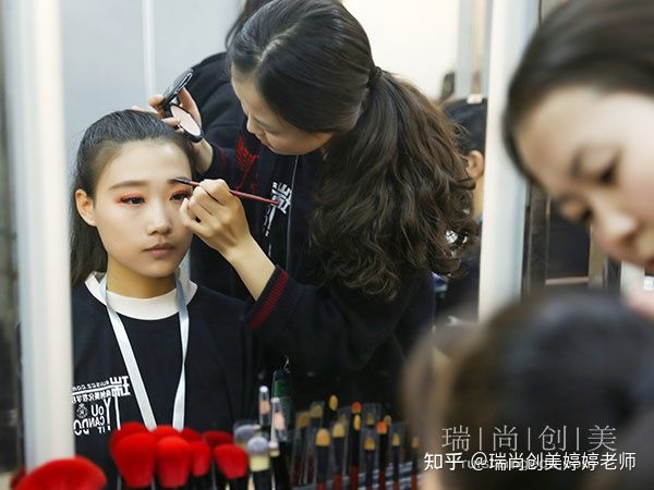 从培训学校学化妆能学会吗,学化妆去哪里的化妆培训班好