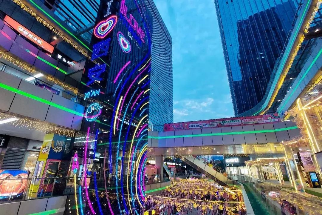 西安赛格品牌大升级！瑞幸和COACH做邻居，西安商业8月迷幻现实