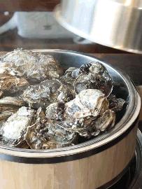 宝安人的顺德饭堂，生蚝用木桶蒸，还加黑松露