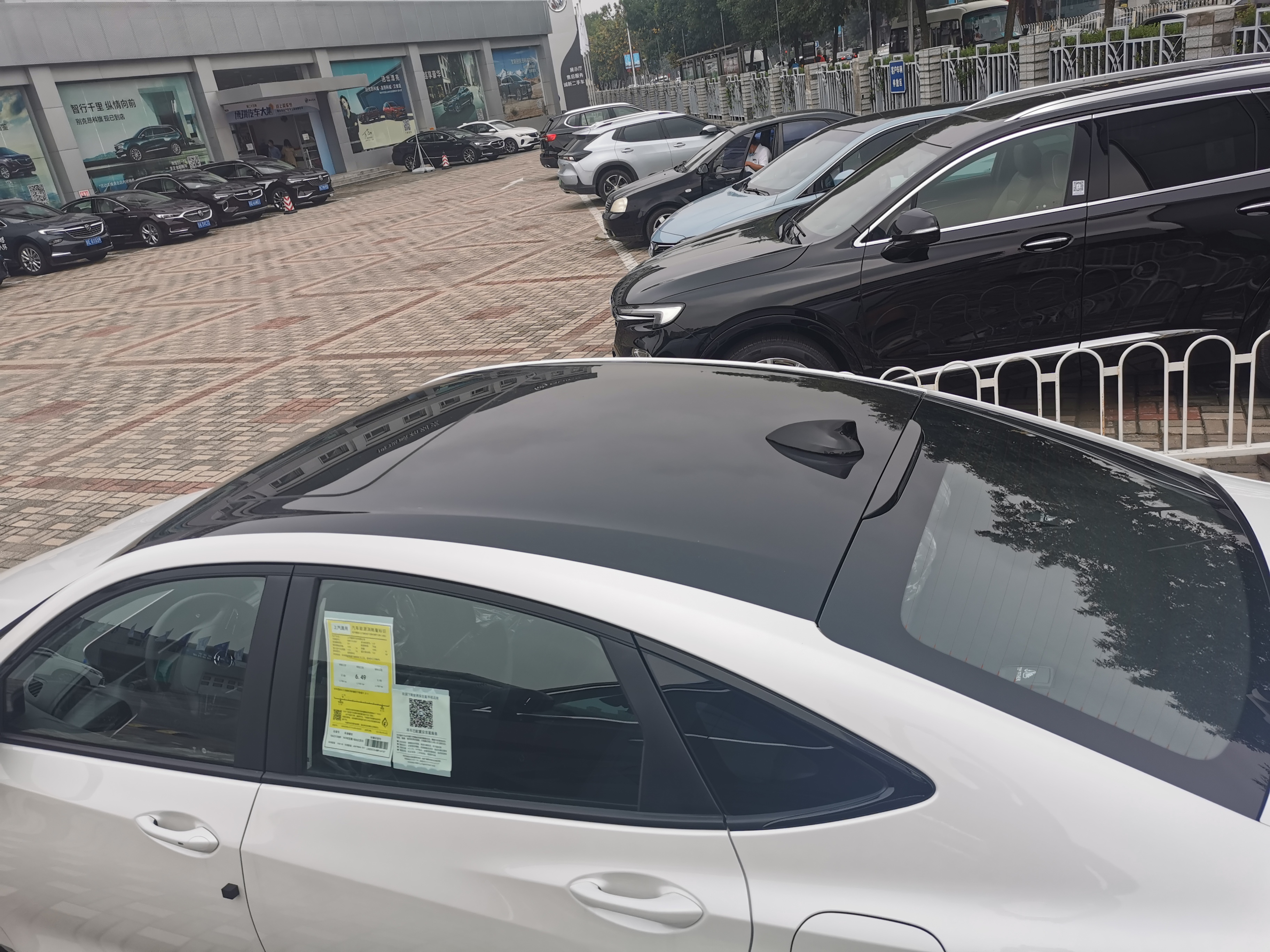 白色威朗pro尾翼好看吗,白色威朗pro乐享版原厂行车记录仪