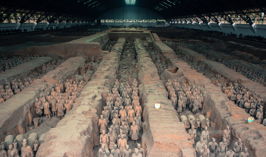 刚出土的兵马俑里有尸体,兵马俑出土时发生的诡异事件